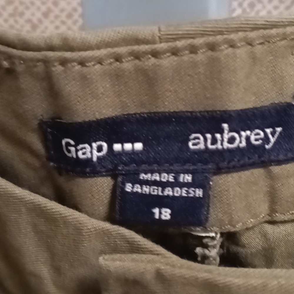 FINAL PRICE GAP aubrey olive green khaki cuffed capri pants Size 18